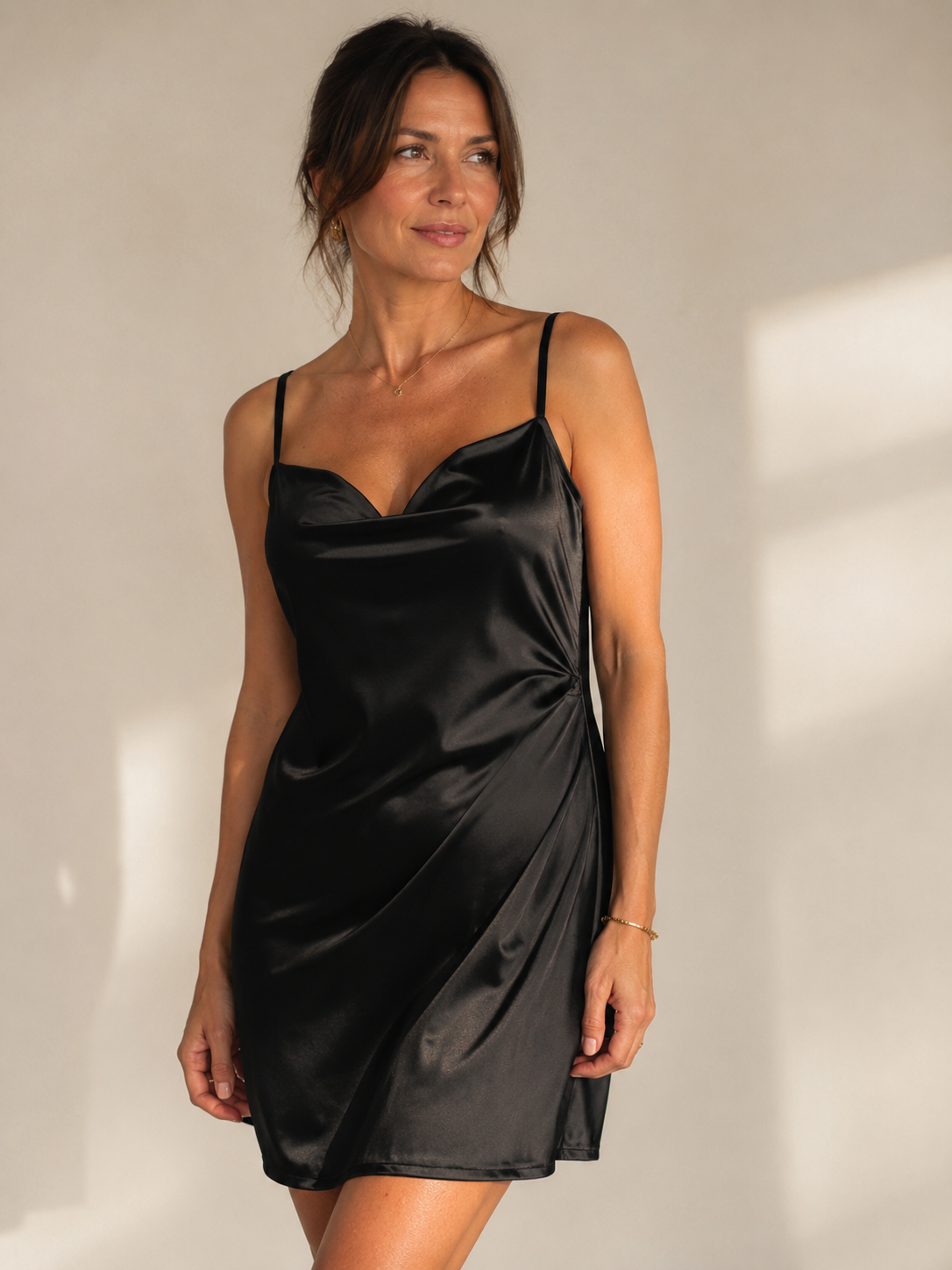 Liv – Satin-Minikleid mit Wasserfallausschnitt