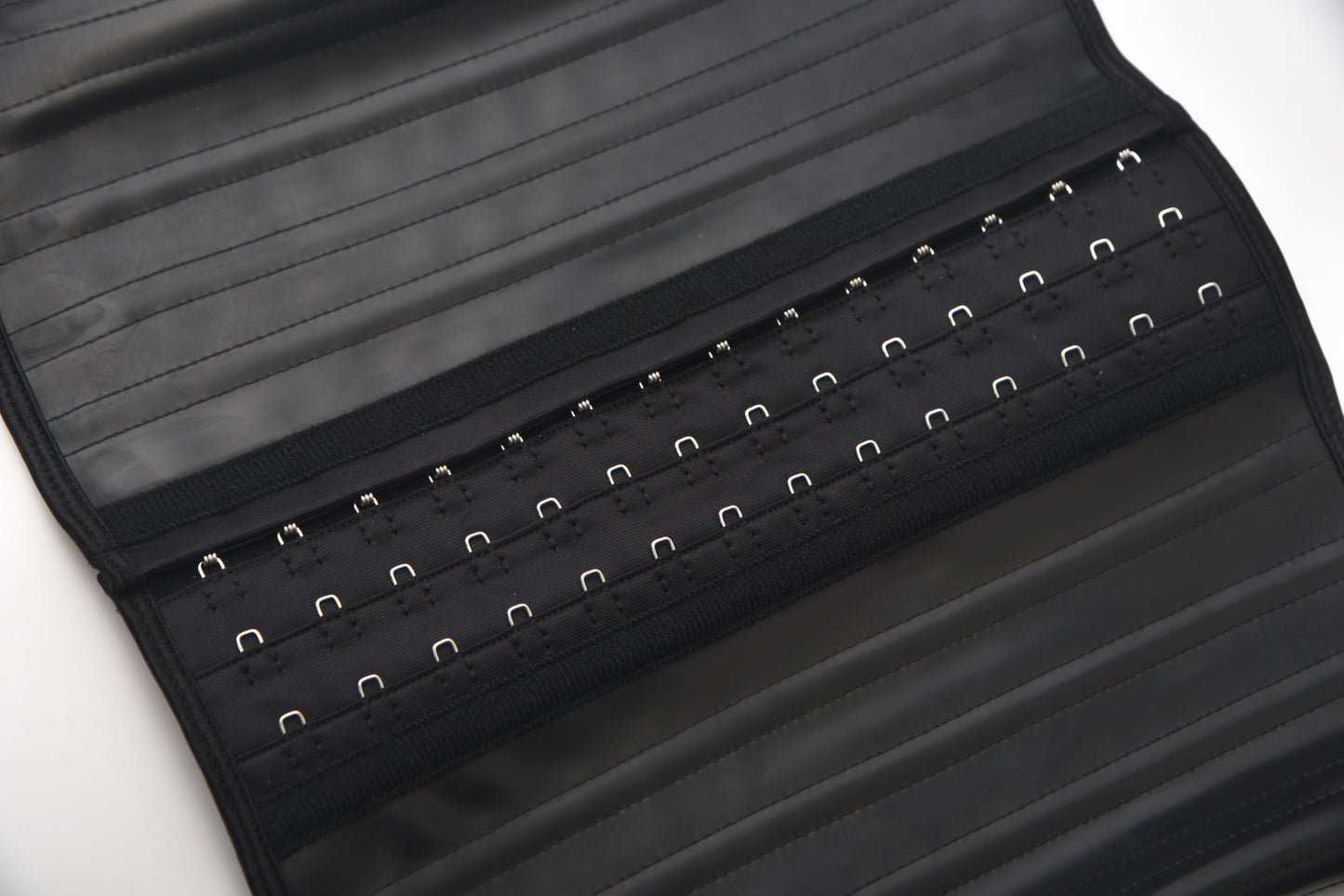 Bela – Latex-Taillentrainer mit hoher Kompression