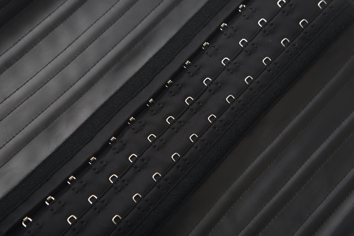 Bela – Latex-Taillentrainer mit hoher Kompression